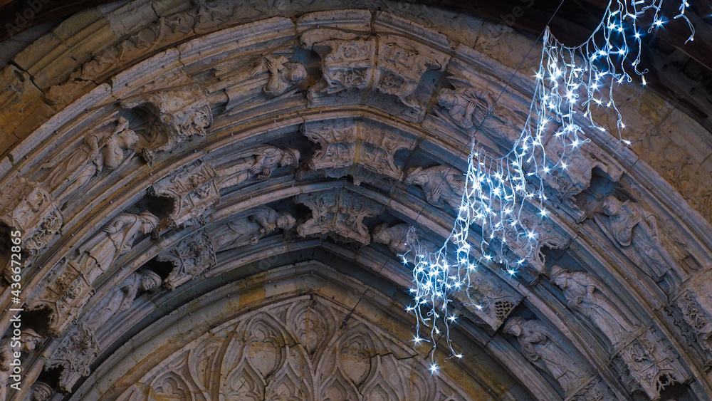 Guirlandes lumineuses suspendues sous l'arche d'une cathédrale