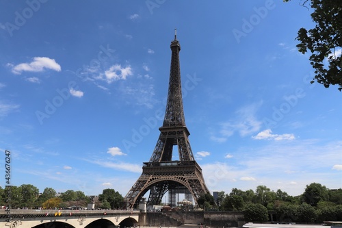 La tour Eiffel, tour métallique de 324 mètres de haut construite en 1889, vue de l'extérieur, ville de Paris, France