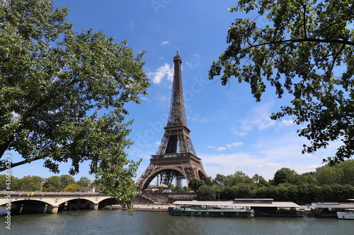 La tour Eiffel, tour métallique de 324 mètres de haut construite en 1889, vue de l'extérieur, ville de Paris, France © ERIC