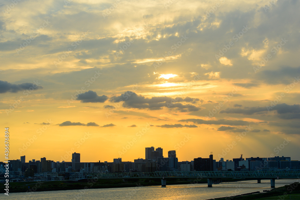 日本の東京の街に沈む夕日