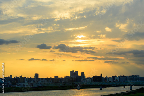 日本の東京の街に沈む夕日