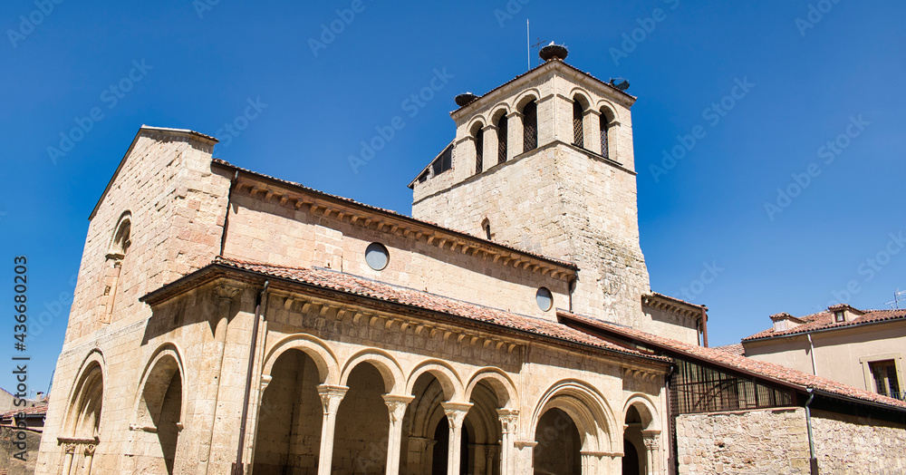 Iglesia de la santísima trinidad de estilo románico siglo XII en Segovia, España