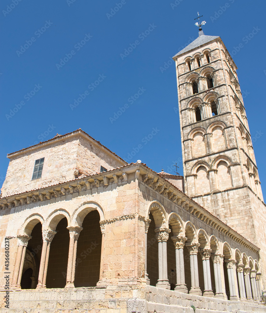 Iglesia de san esteban de arquitectura románica siglo XII en la ciudad de Segovia, España