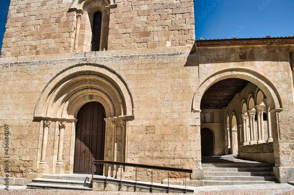 Iglesia románica siglo XII de la santísima trinidad en Segovia, España
