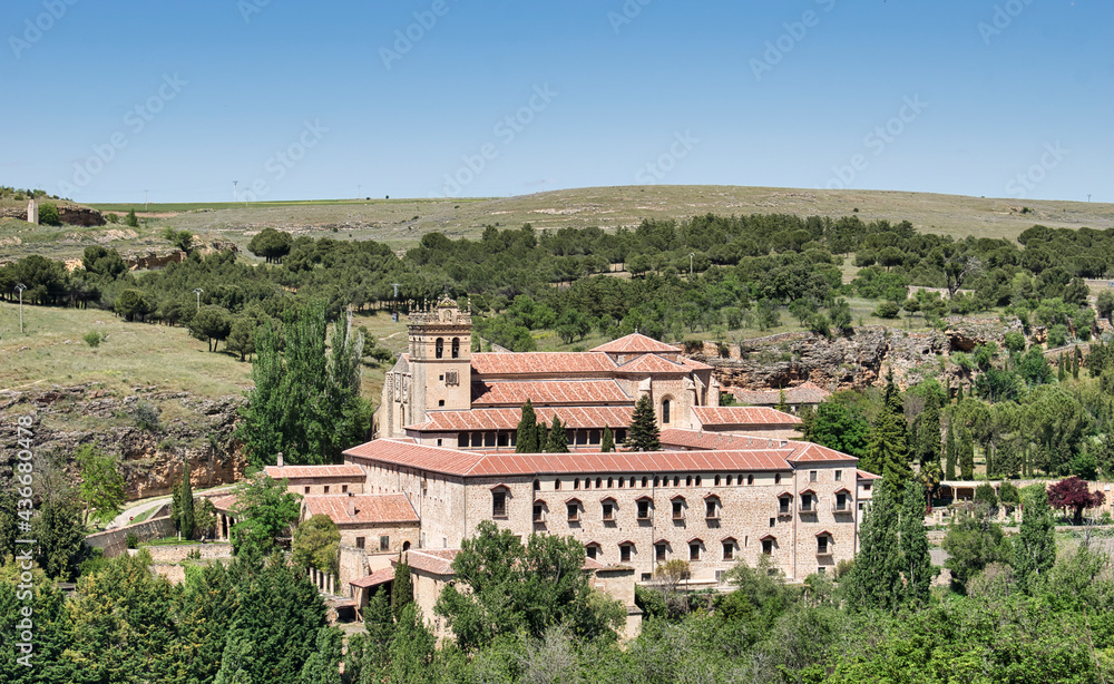 Vista alejada monasterio santa maría del parral del siglo XV en Segovia, España