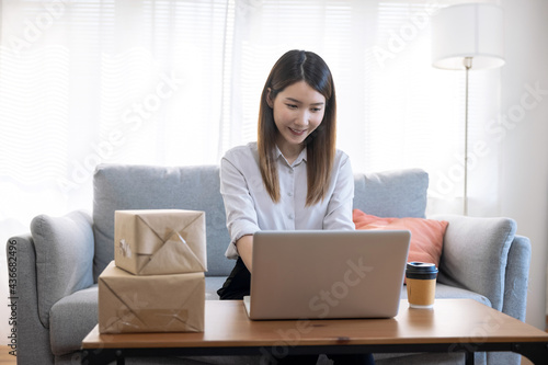 Asian woman working from home, SME business owner, Online marketing and delivery. © Basicdog