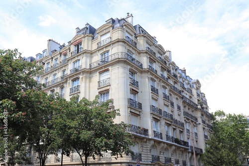 Immeuble parisien typique, vu de l'extérieur, ville de Paris, France © ERIC