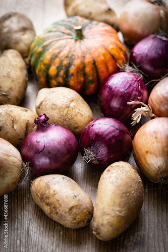 Fototapeta Naklejka Na Ścianę i Meble -  Gemüse auf Holztisch: Kartoffeln, Zwiebel, Kürbis