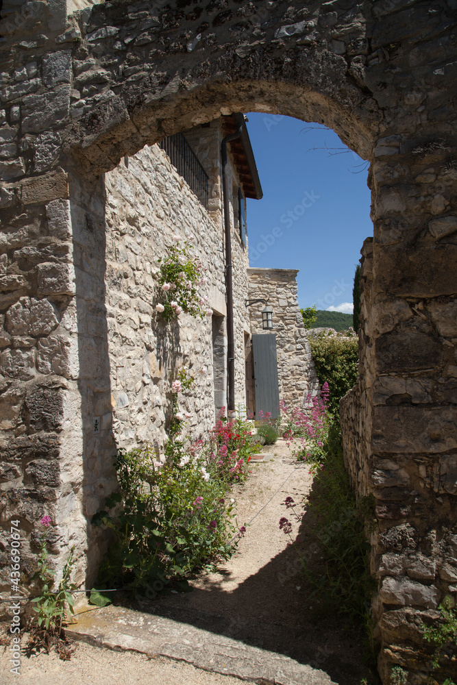 Petite ruelle étroite et fleurie du village de Cobonne dans la Drôme