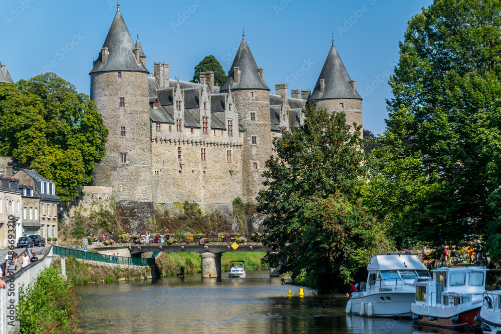 Fototapeta premium Josselin, cité de caractère et village fleuri, baigné par la rivière l'Oust, se situe dans la Morbihan en Bretagne.