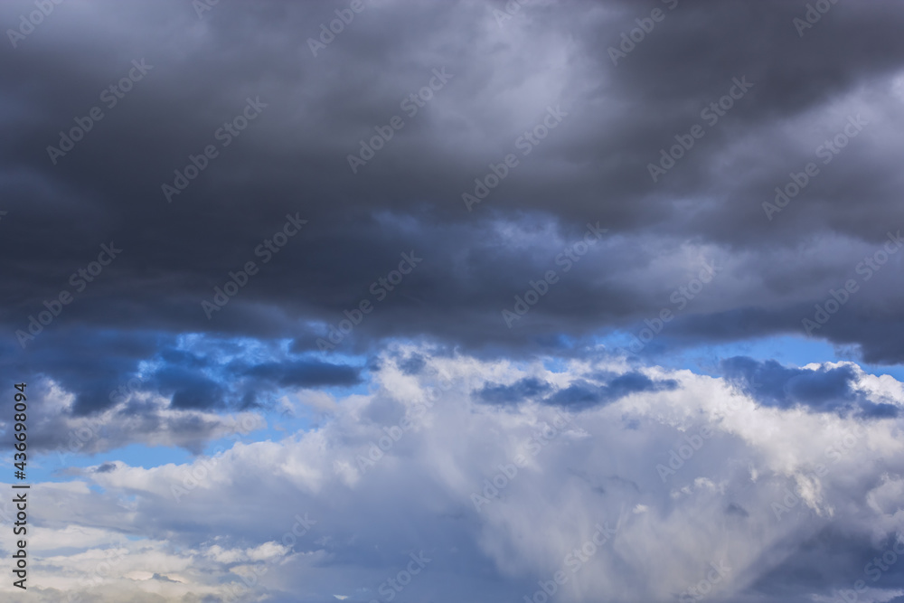 Obraz premium Dramatic thunderstorm clouds background at blue sky
