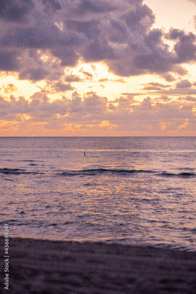 Obraz premium Purple sunrise over the ocean