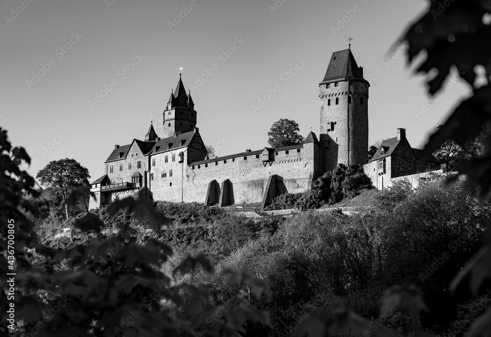 Sauerland Burg Altena Deutschland schwarz weiß Graustufen Jugendherberge Lennetal Ritter Lenne Hügel Wald Sehenswürdigkeit Kontrast Sonne Mark Castle Denkmal Monument Attraktion