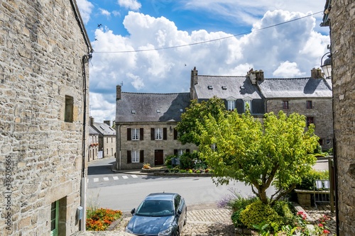 Guerlesquin, cité de caractère dans le Finistère en Bretagne.	 photo