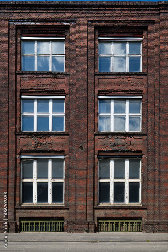 Fassade mit Fenster, Bürogebäude der alten Motorenfabrik in Köln Mülheim