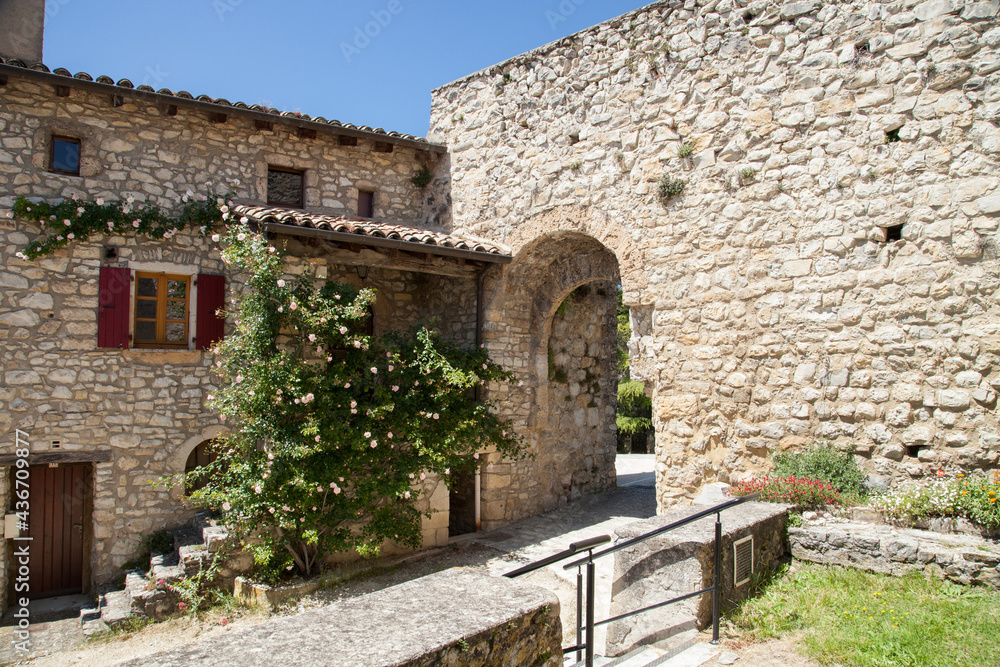 Maison derrière le rempart du village de Cobonne dans la Drôme