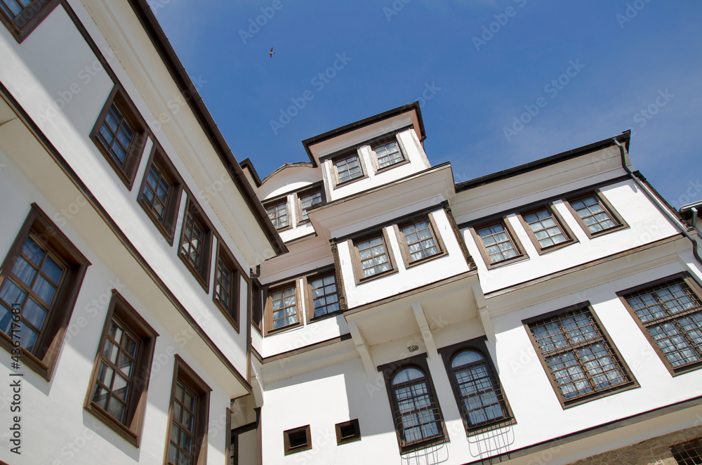 Obraz premium Abandoned white old house vintage style with wooden windows on clear blue sky