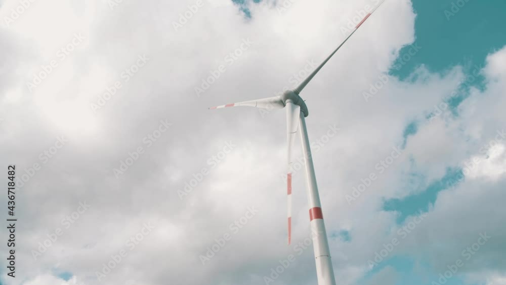 Éolienne sur ciel bleu nuageux au printemps dans la campagne belge. 4K 50 fps Éolienne sur ciel bleu nuageux au printemps dans la campagne belge. 4K 50 fps