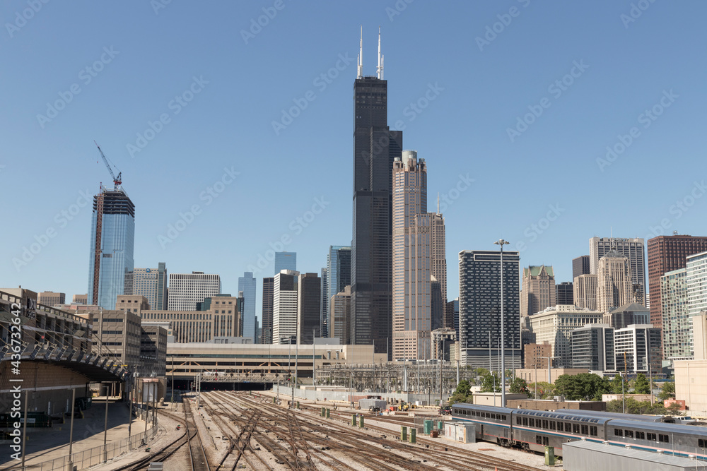 Obraz premium Chicago downtown skyline from the Railyard on a sunny day.