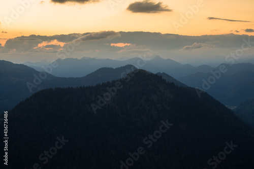Blick vom Jochberg aus in die bayrische Voralpen Landschaft am Sonnenaufgang im Frühling
