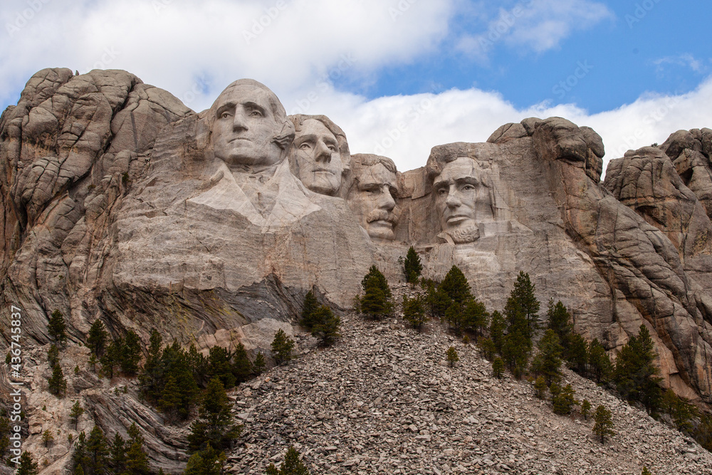 Fototapeta premium Mount Rushmore with Trees