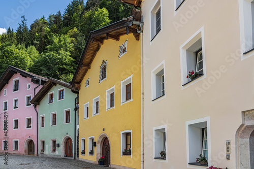 Gasse mit bunten Fassaden in Rattenberg  Tirol