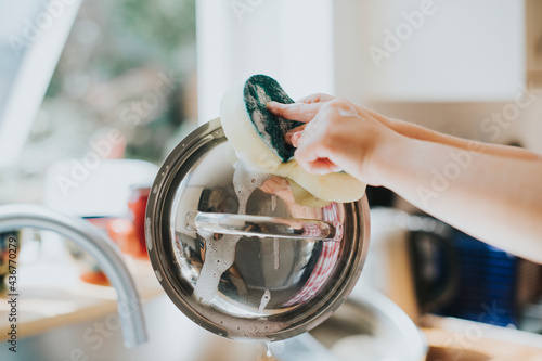 Tableau sur toile Little girl doing the dishes