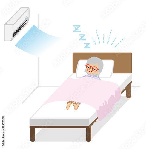エアコンの効いた寝室で快適に眠るシニア女性