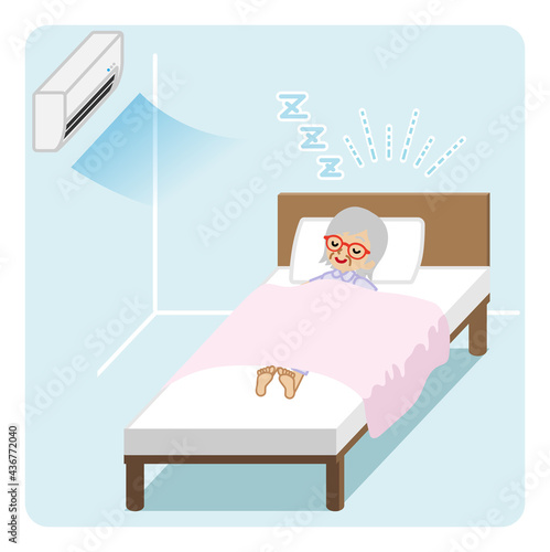 エアコンの効いた寝室で快適に眠るシニア女性　水色の背景色付き