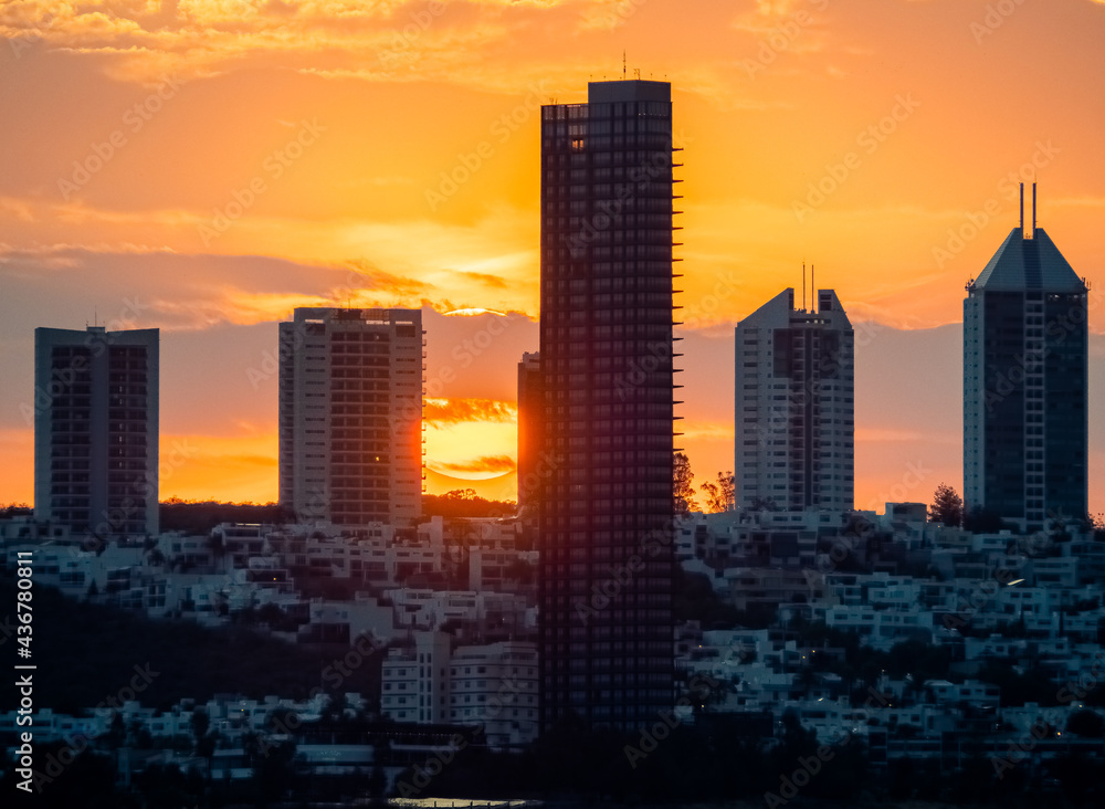 Fototapeta premium puesta de sol sobre la ciudad de leon guanajuato en gran jardin 