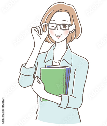 本を持つメガネをかけた女性