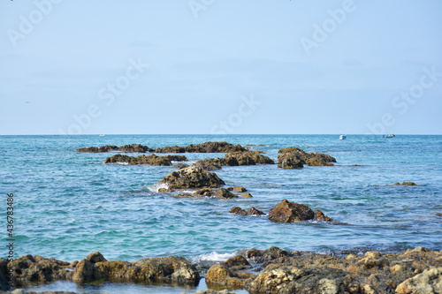 Fototapeta Naklejka Na Ścianę i Meble -  Arrecife con mar azul profundo