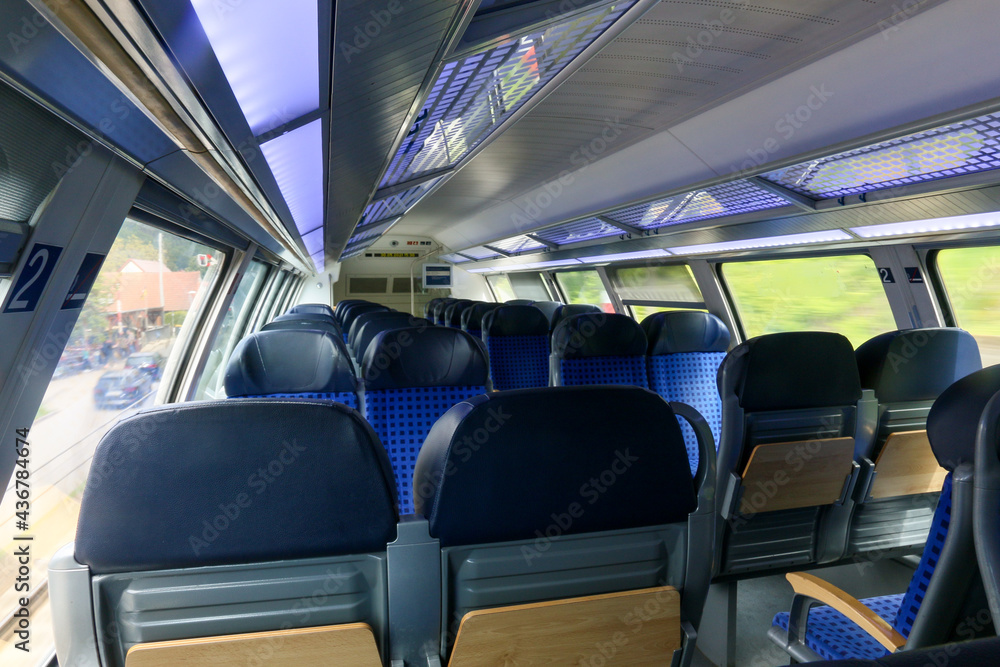 Fototapeta premium Eisenbahn - Blick in einen leeren Doppelstockwagen einer S-Bahn