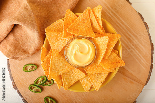Fototapete Plate with tasty nachos and sauce on light background
