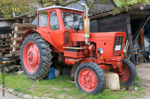 kleiner roter traktor - arbeitsgerät beim bauern
