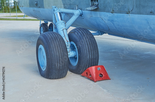 Helicopter landing gear with aircraft thrust pad photo