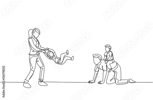 Single continuous line drawing of young mom and dad playing with their son and daughter at home. Happy family parenting concept. Trendy one line draw design vector illustration