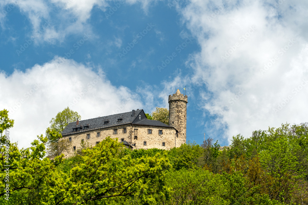 Burg Greifenstein thront über Bad Blankenburg