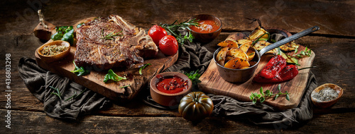 Foto Grilled meat and vegetables with salt and sauces