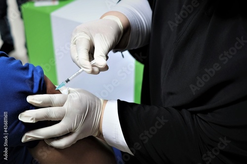 Medical personnel are injecting the vaccine into vaccine recipients