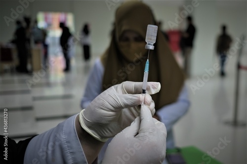 Preparing the Covid-19 vaccine to be injected into recipients photo