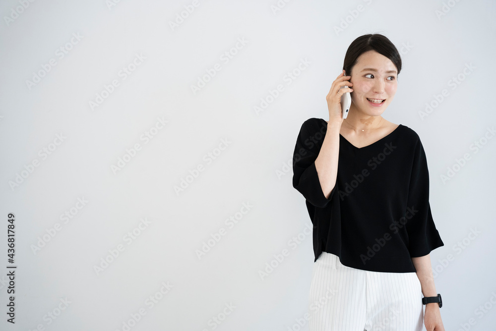 携帯電話を使う女性 携帯電話を使う女性