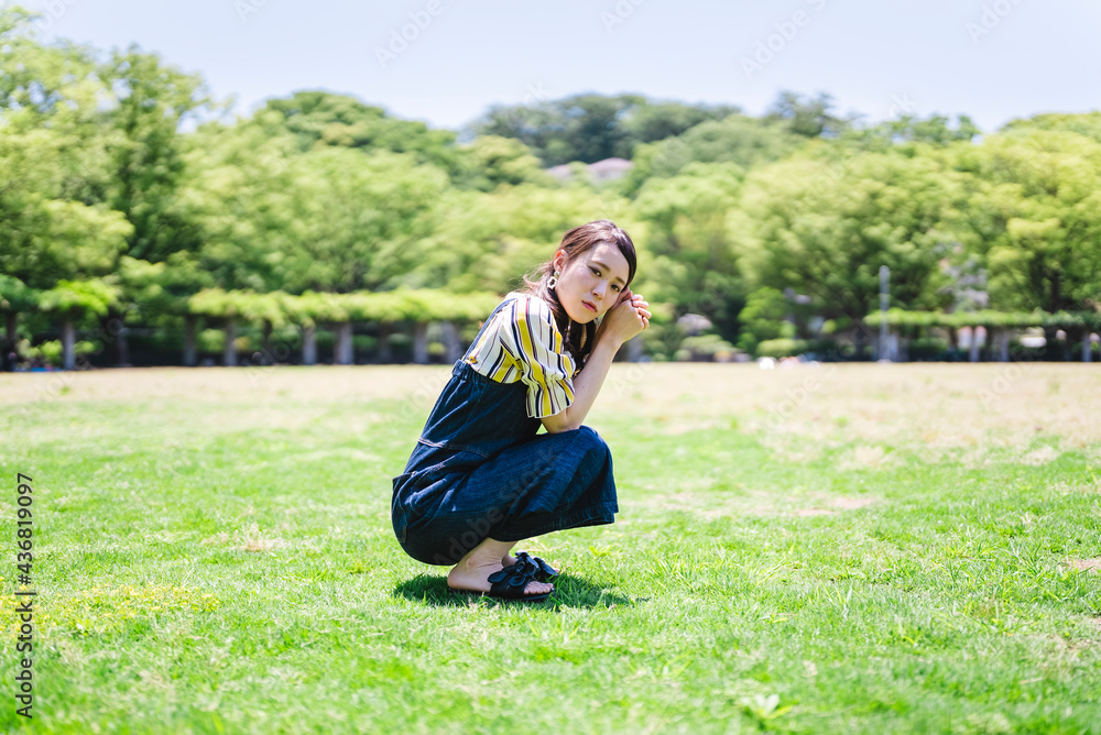 自然のある公園にいる女性