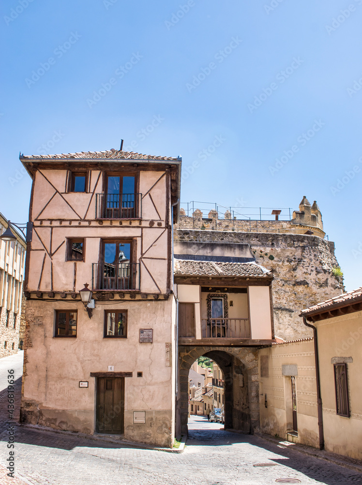 Puerta de San Andrés y arquitectura medieval en la zona sur de la muralla de Segovia, España