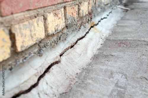 Canvas-taulu Crack in the foundation of the house.