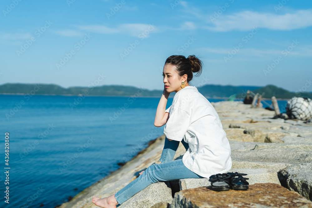 海にいる女性