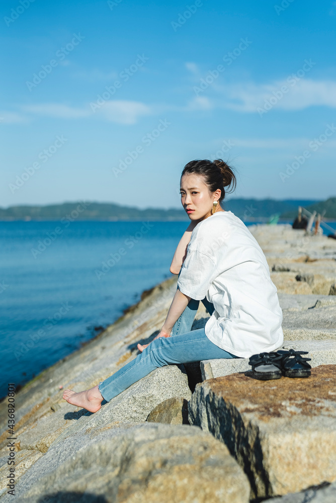 海にいる女性 海にいる女性