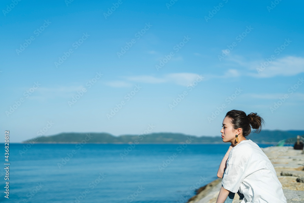 海にいる女性