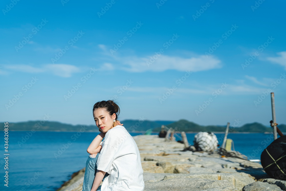 海にいる女性