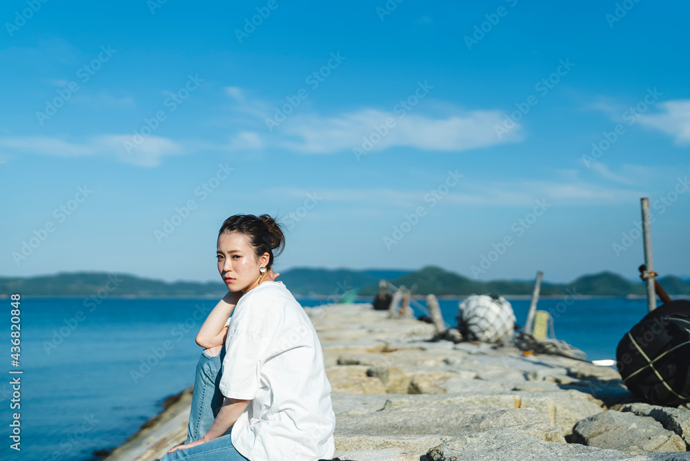 海にいる女性